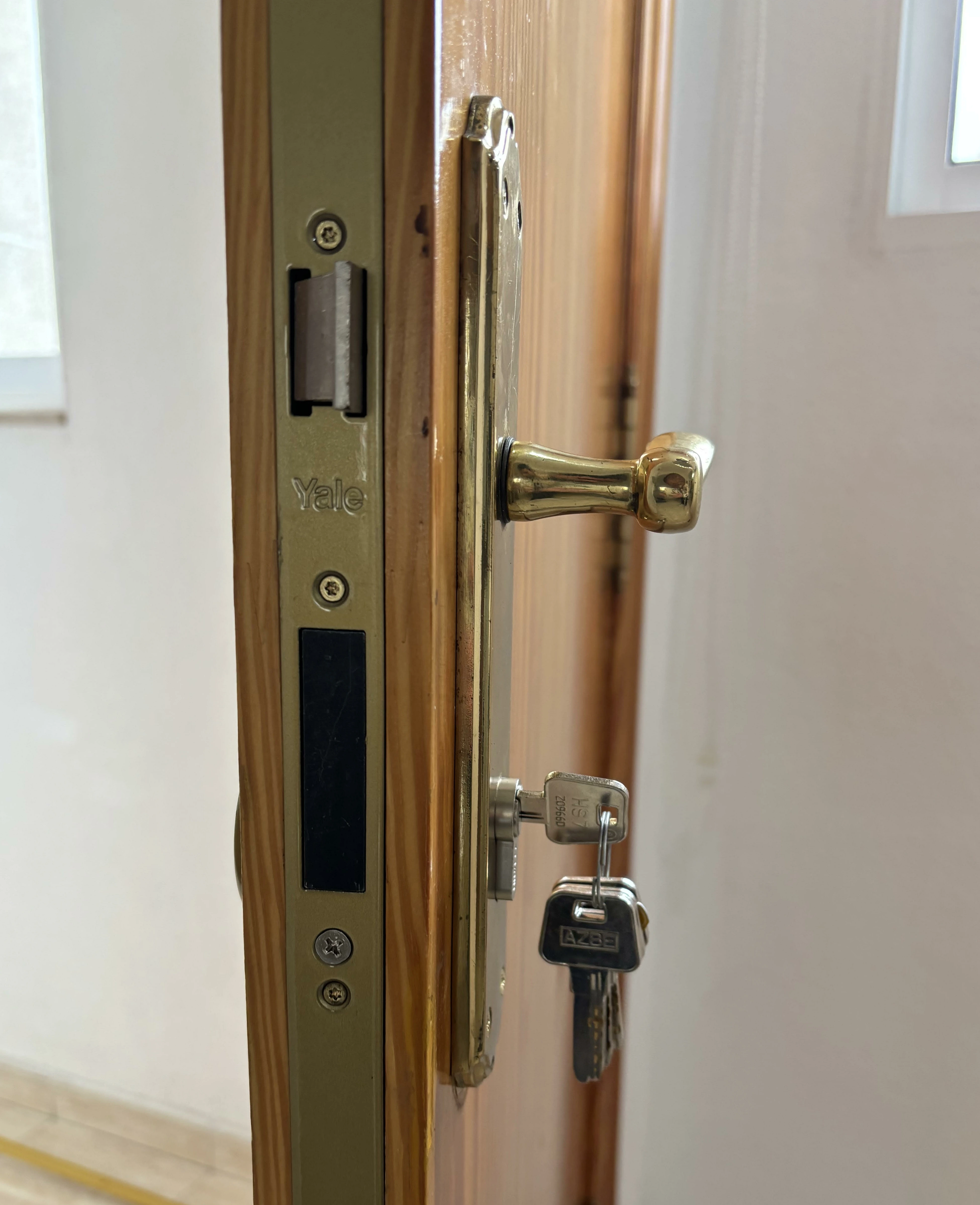 Puerta abierta con las llaves puestas por dentro