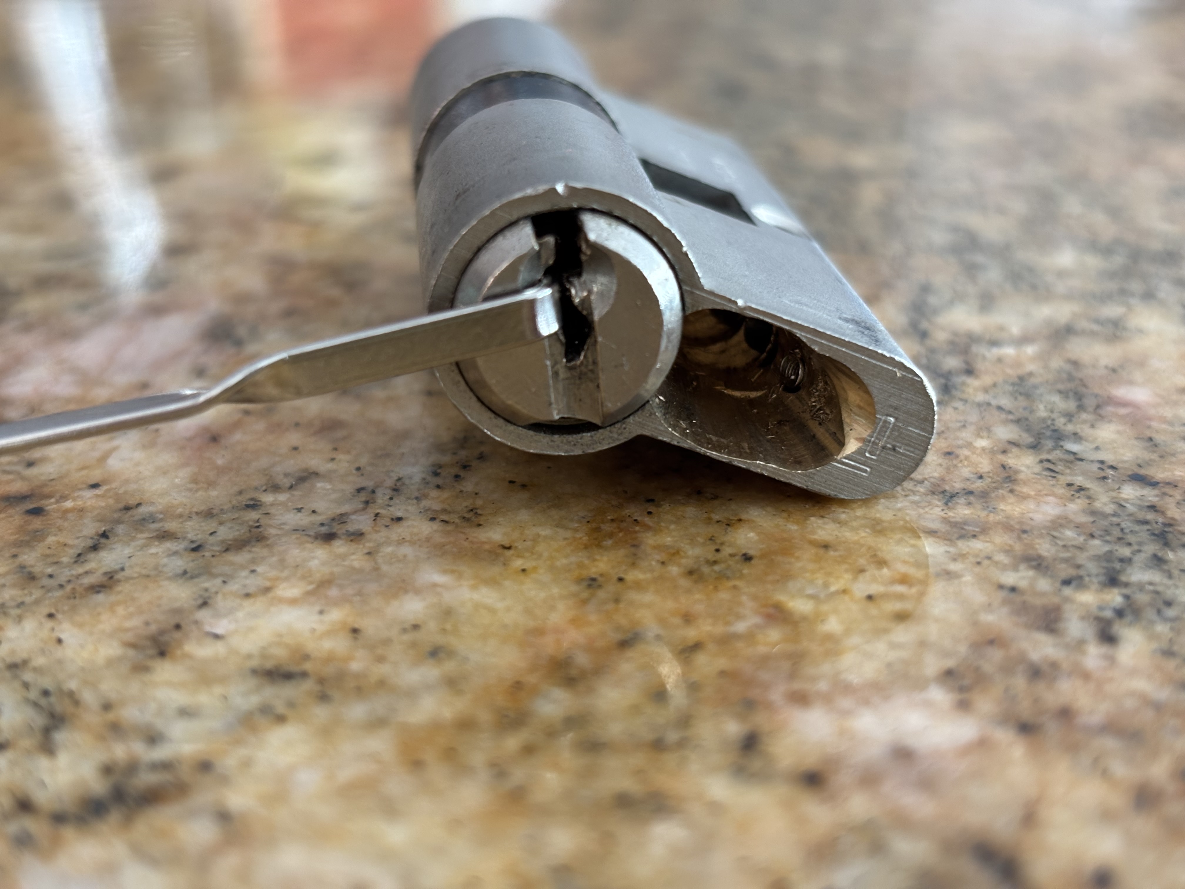 bombillo fresado para su apertura por Cerrajeros Alicante GCD