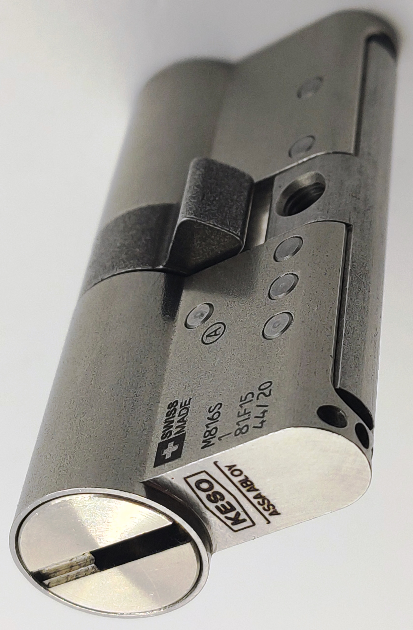 Cerrajero trabajando