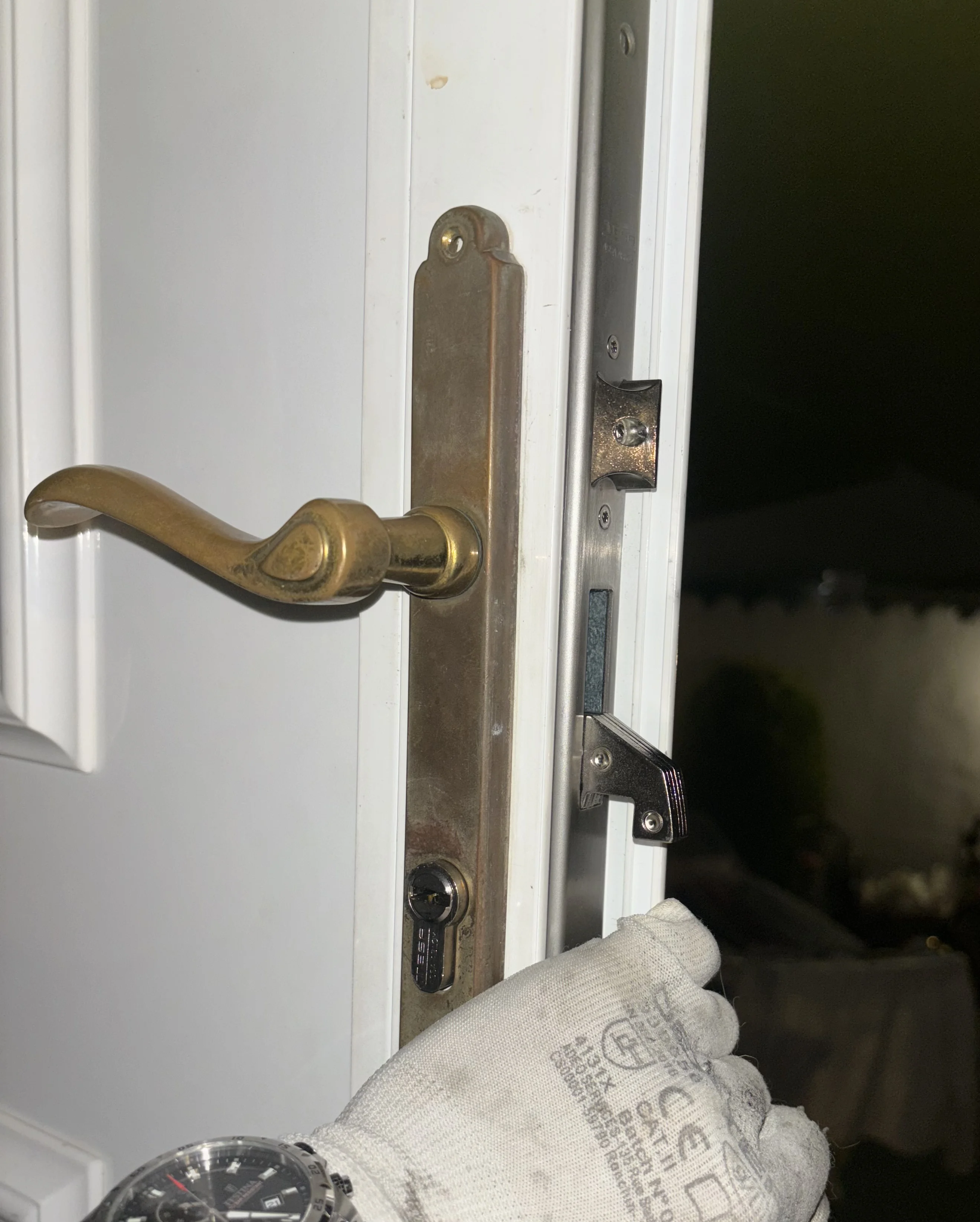 Locksmith with the door open and the lock 3 points there