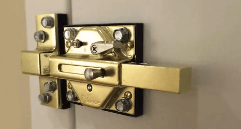 Imagen de un cerrojo instalado