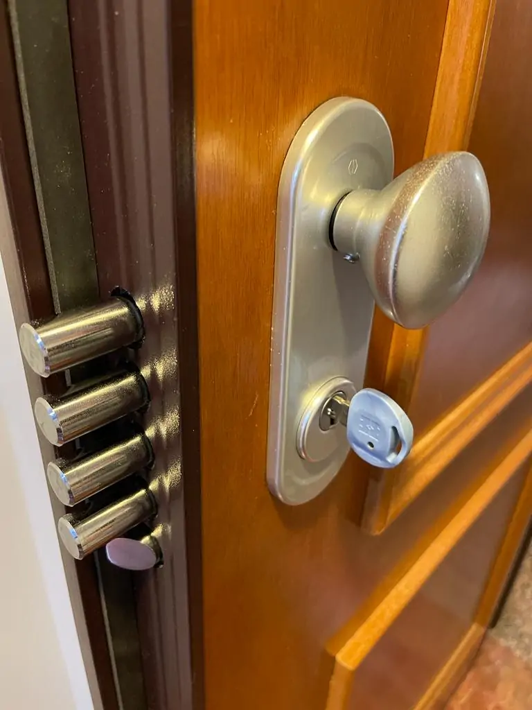 Imagen cerradura de europerfil en puerta acorazada, conversión realizada