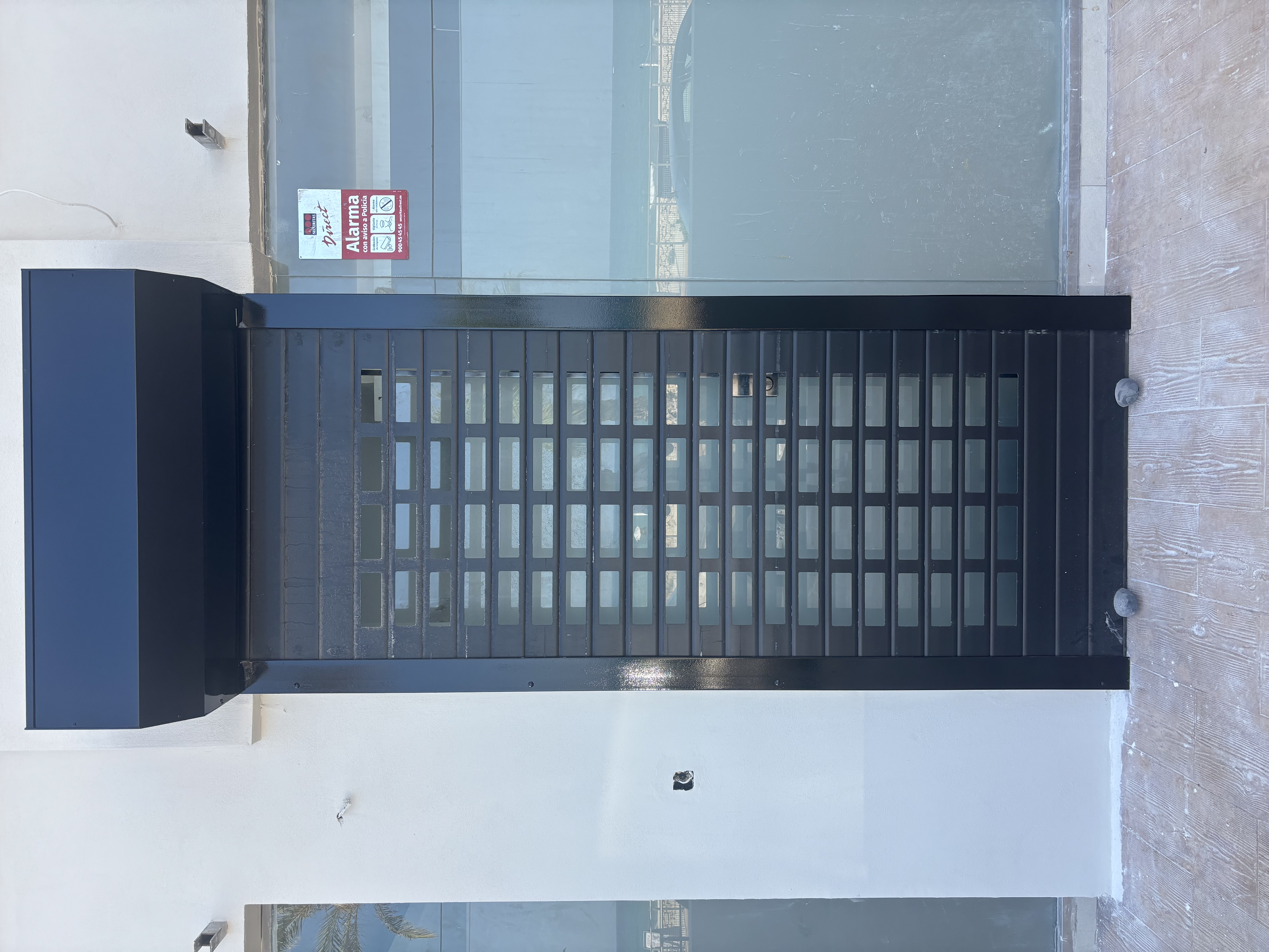 Persona trabajando en un espacio moderno con luz natural