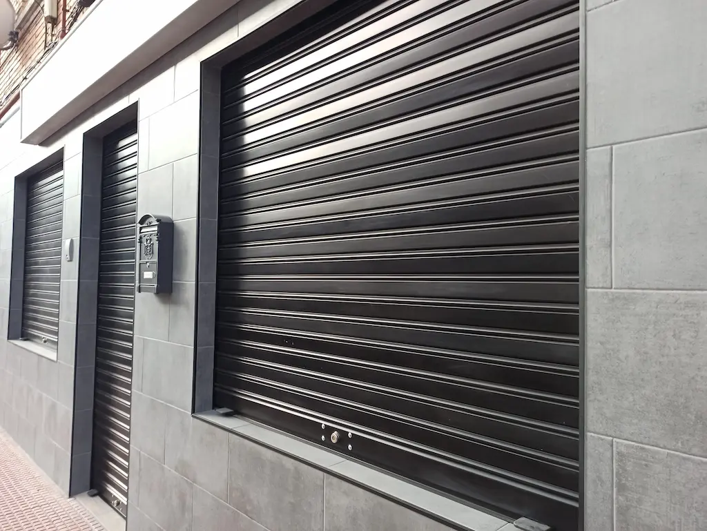 Instalación de persianas comerciales en Calpe