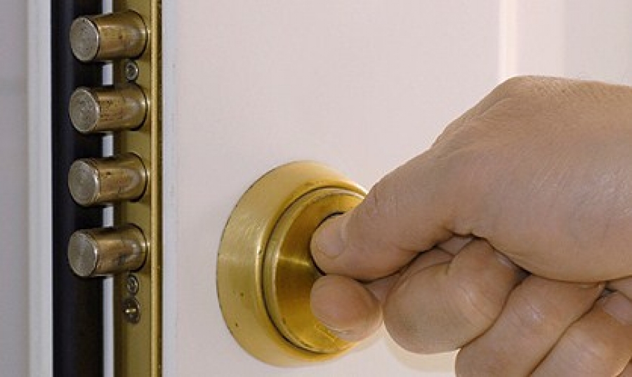 Cerrajero con la puerta abierta y la cerradura echada