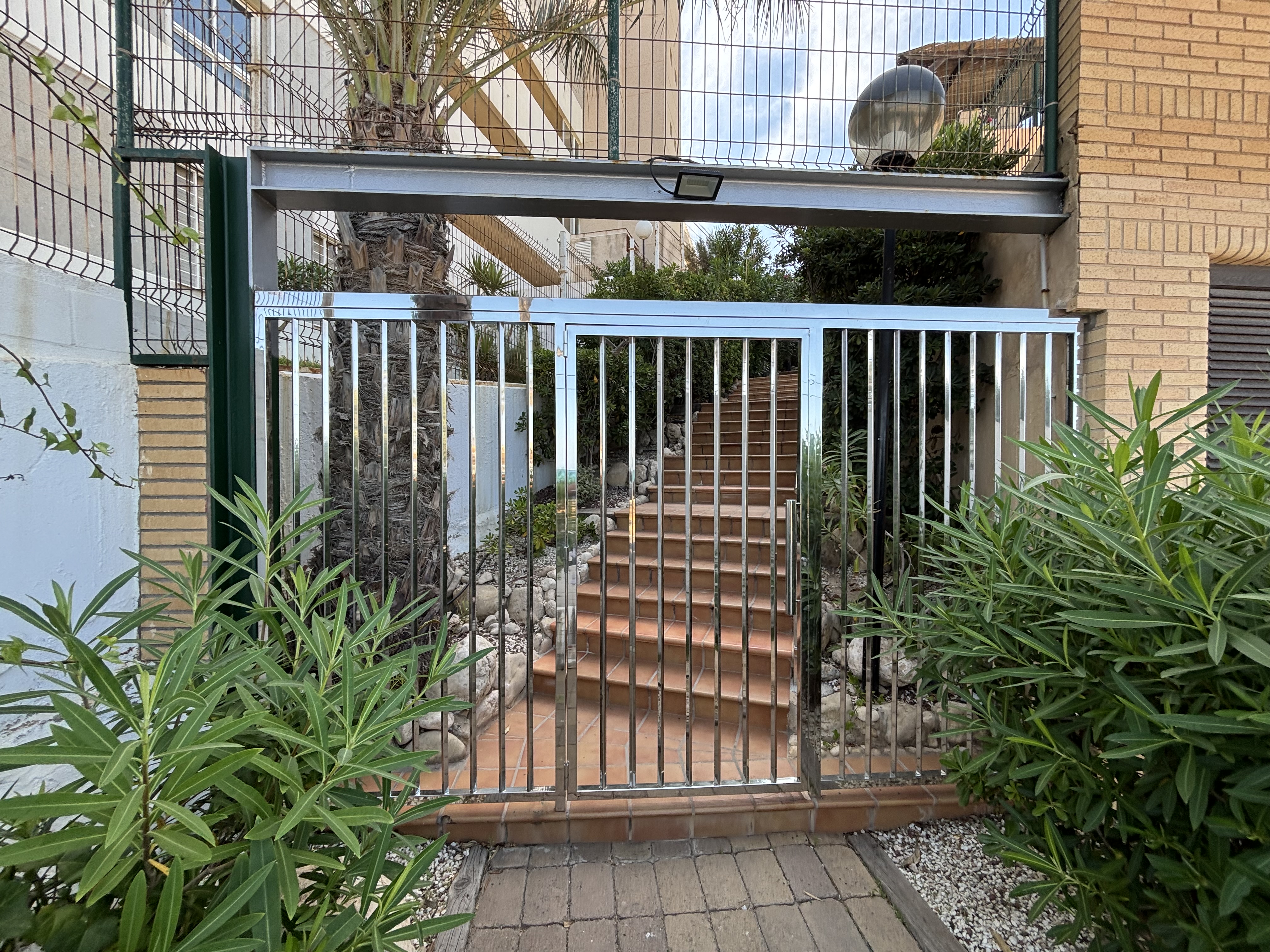 Imagen de puerta de portal nueva